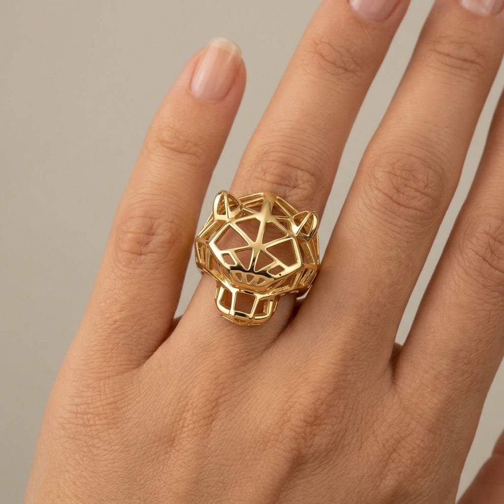 Bague large en or jaune 18k tête de jaguar ajourée - bijou porté par une mannequin