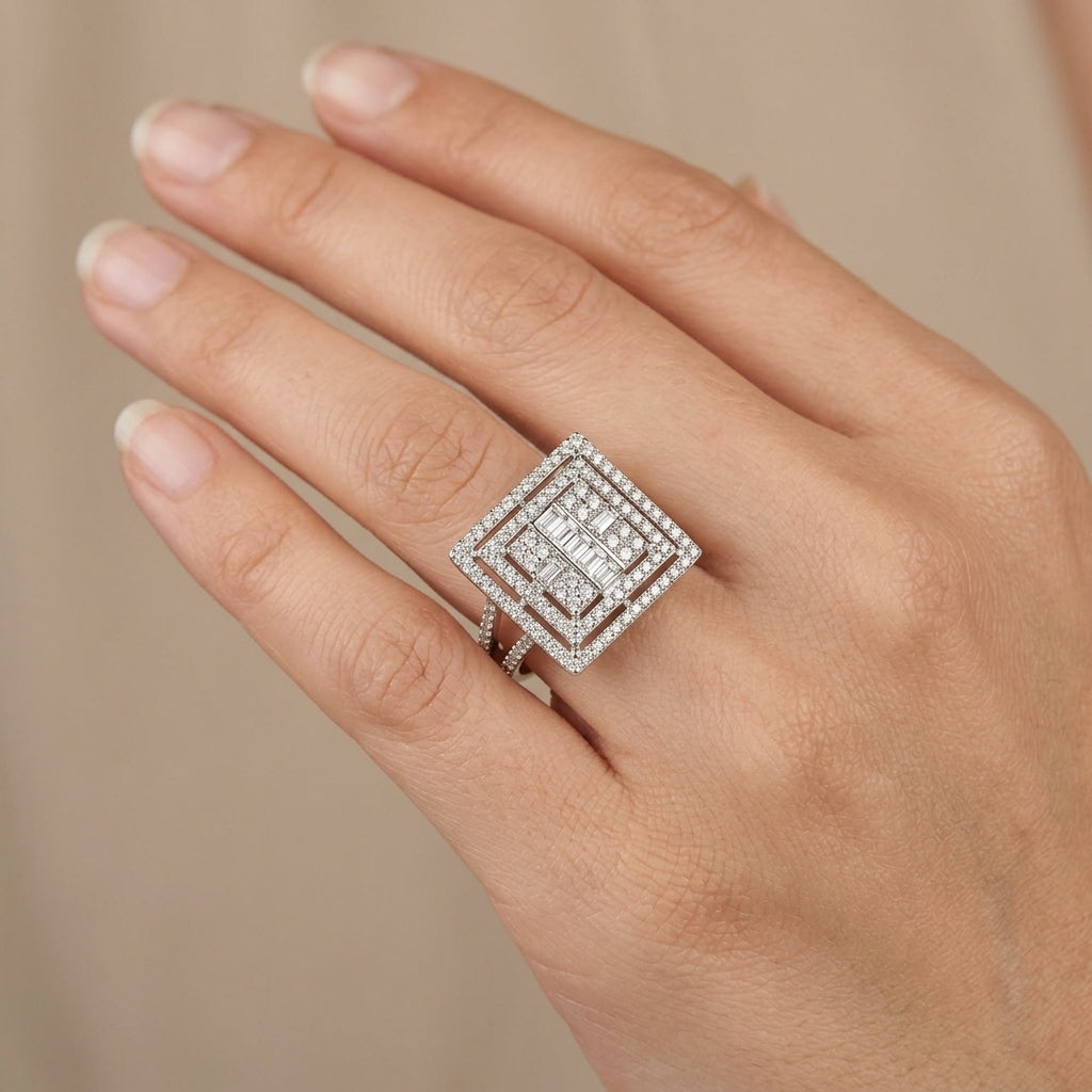 Bague en or blanc 18k chaton rectangulaire pavé, pierres baguettes - bijou porté par une mannequin