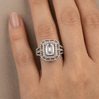 Bague pierre rectangulaire double halo en or blanc 18k anneau serti - bijou porté par une mannequin