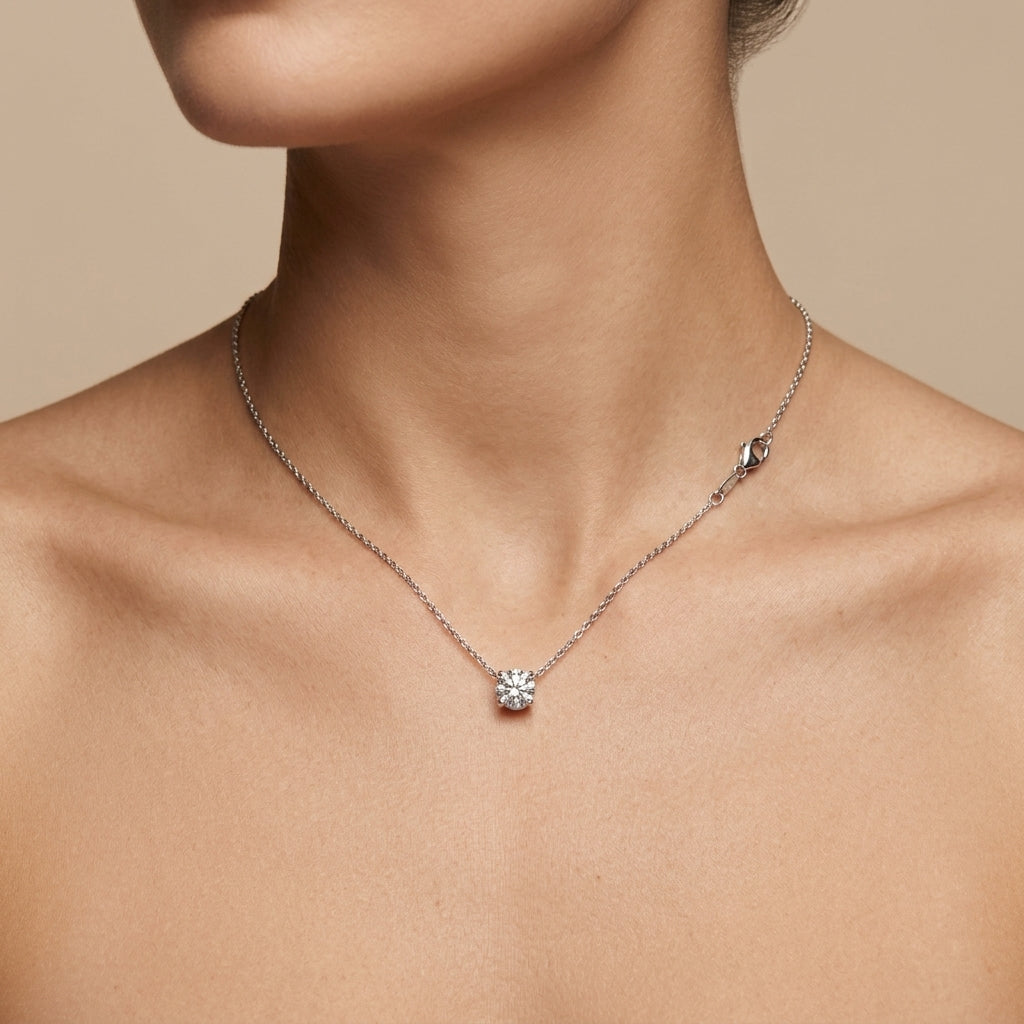 Collier en or blanc 18k pendentif solitaire serti - bijou porté par une mannequin