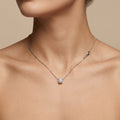 Collier en or blanc 18k pendentif solitaire serti - bijou porté par une mannequin