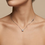 Collier en or blanc 18k pendentif solitaire serti - bijou porté par une mannequin
