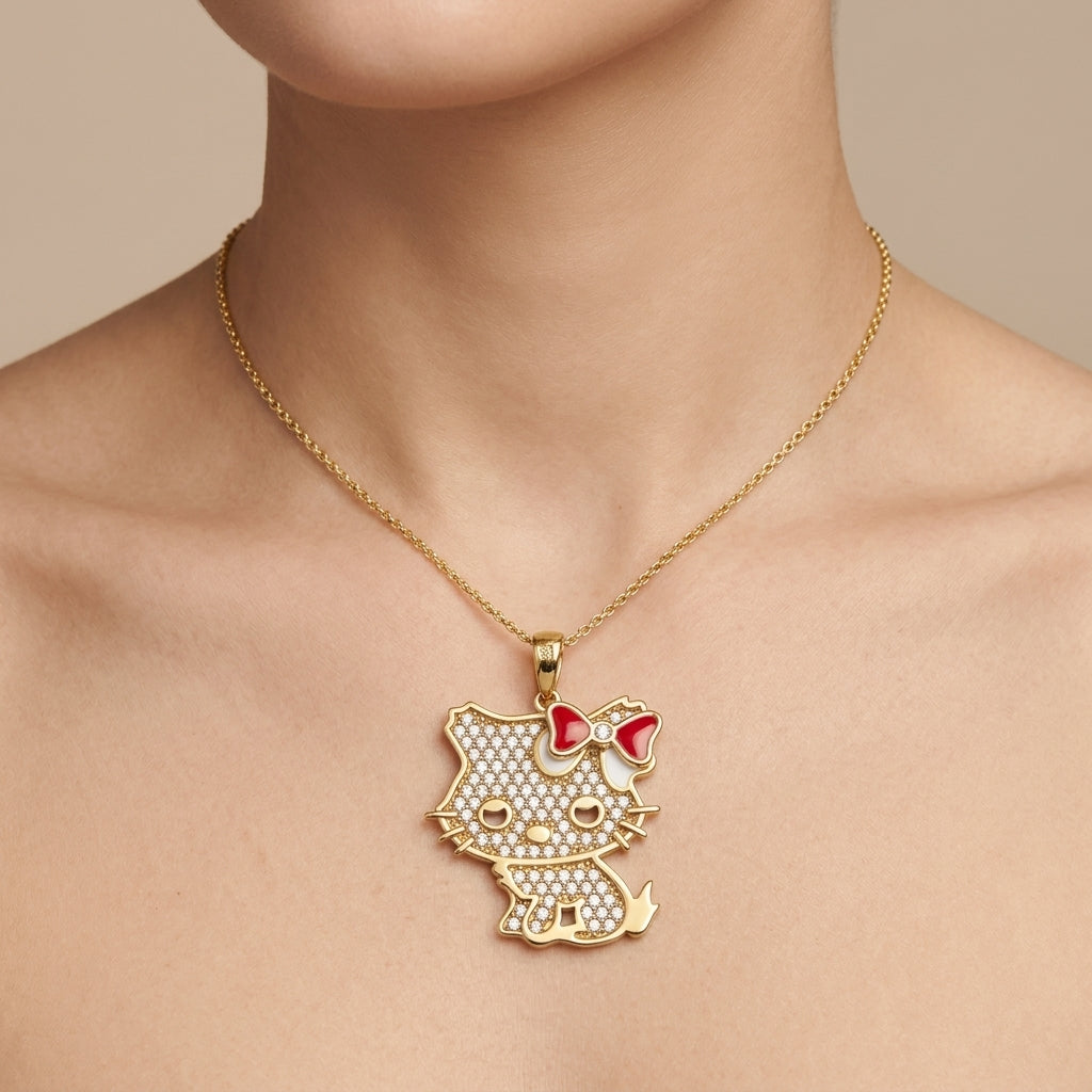 Pendentif chaton Kitty en or jaune 18k serti, nœud émaillé rouge - bijou porté par une mannequin
