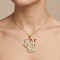 Pendentif chaton Kitty en or jaune 18k serti, nœud émaillé rouge - bijou porté par une mannequin