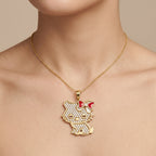 Pendentif chaton Kitty en or jaune 18k serti, nœud émaillé rouge - bijou porté par une mannequin