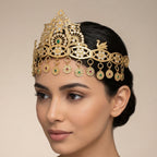 Couronne beldi ajourée en or jaune 18k sertie de pierres, pierre verte et pampilles - bijou porté par une mannequin