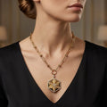 Sautoir maillons en or jaune 18k pendentif hexagonal étoile émaillée - bijou porté par une mannequin