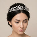 Couronne diadème en or blanc 18k pavée de pierres - bijou porté par une mannequin