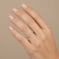 Bague demi-alliance fine en or blanc 18k sertie de pierres - bijou porté par une mannequin