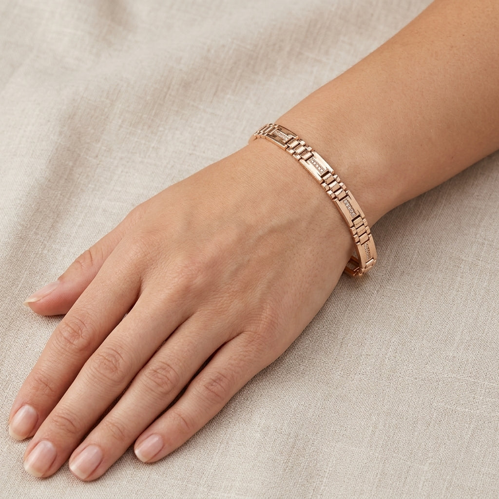 Gourmette maillons en or rose 18k sertie de pierres - bijou porté par une mannequin