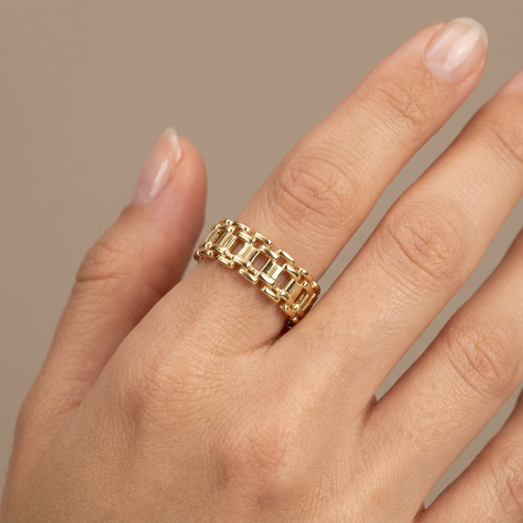 Bague anneau maille cubaine en or jaune 18k - bijou porté par une mannequin