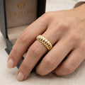 Bague anneau maille cubaine en or jaune 18k - bijou porté par une mannequin