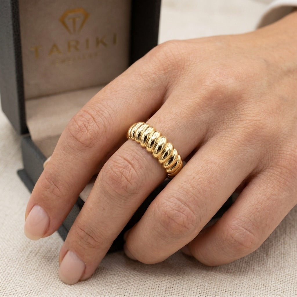 Bague anneau maille cubaine en or jaune 18k - bijou porté par une mannequin