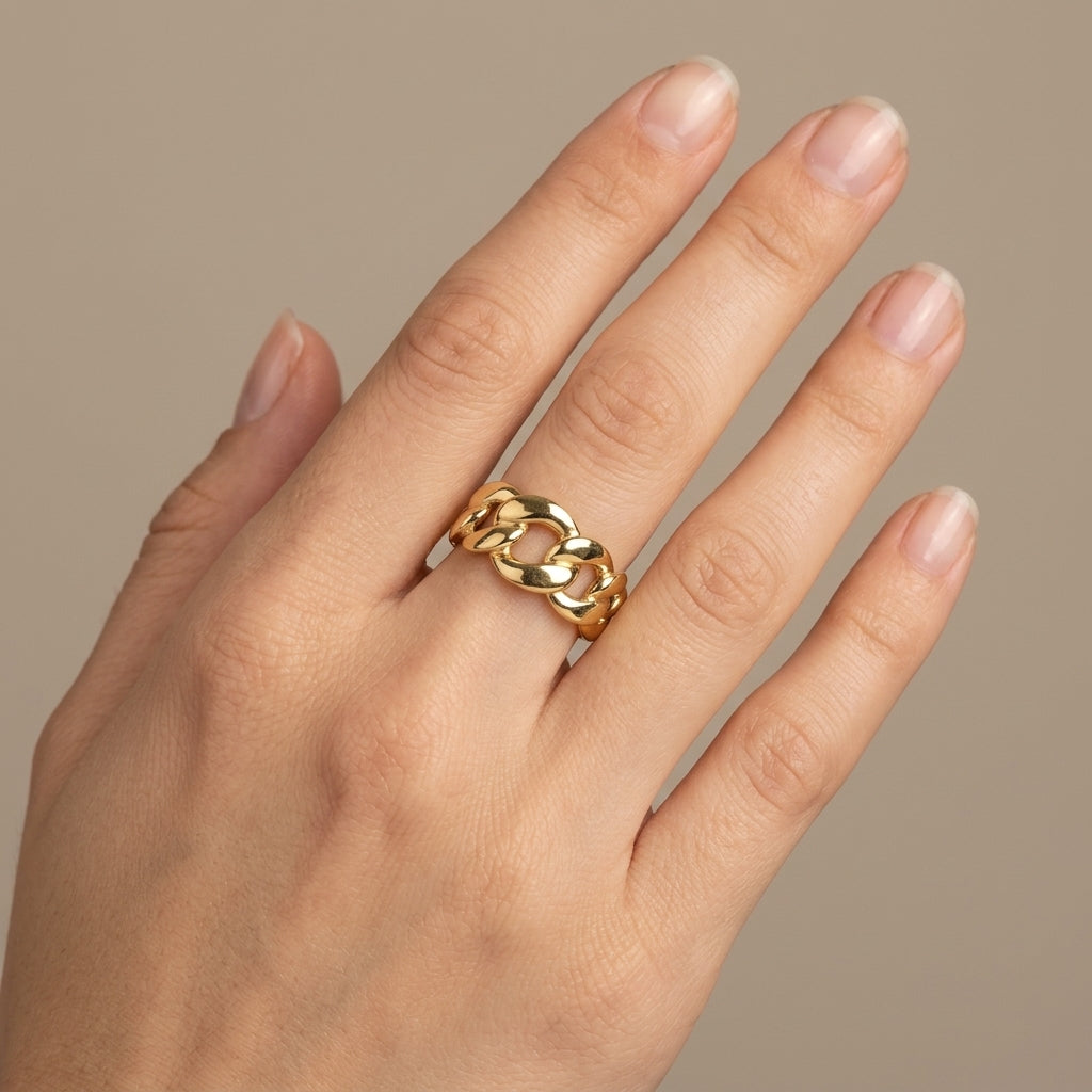 Bague anneau maille cubaine en or jaune 18k - bijou porté par une mannequin
