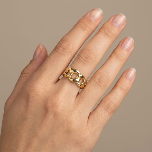 Bague anneau maille cubaine en or jaune 18k - bijou porté par une mannequin