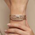 Bracelet jonc beldi rosaces en or rose 18k serti de pierres - bijou porté par une mannequin