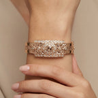 Bracelet jonc beldi rosaces en or rose 18k serti de pierres - bijou porté par une mannequin