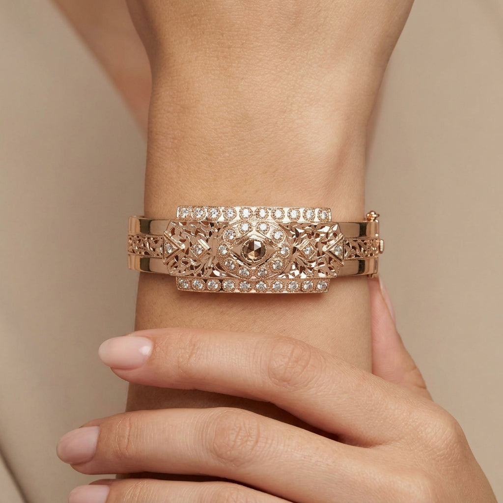 Bracelet jonc beldi rosaces en or rose 18k serti de pierres - bijou porté par une mannequin
