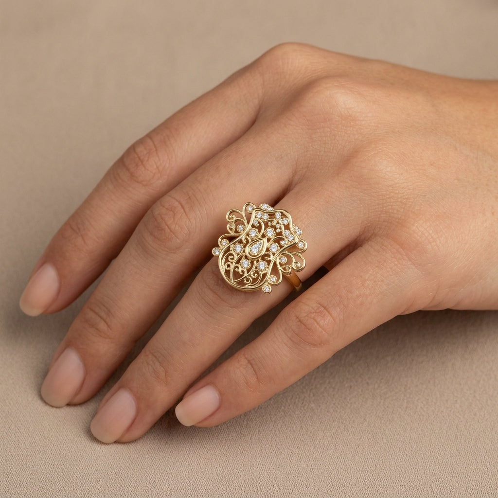 Bague beldi rosace ajourée en or jaune 18k sertie de pierres - bijou porté par une mannequin