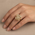 Bague beldi rosace ajourée en or jaune 18k sertie de pierres - bijou porté par une mannequin