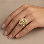 Bague beldi rosace ajourée en or jaune 18k sertie de pierres - bijou porté par une mannequin