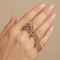 Bague boulhya en or rose 18k rosace sertie à franges - bijou porté par une mannequin