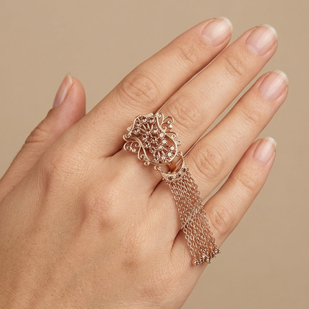 Bague boulhya en or rose 18k rosace sertie à franges - bijou porté par une mannequin