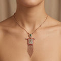 Collier boulhya en or rose 18k pendentif émaillé rouge serti, franges, pierre verte - bijou porté par une mannequin