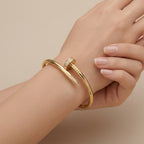 Bracelet jonc clou en or jaune 18k serti de pierres - bijou porté par une mannequin
