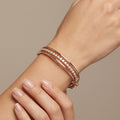 Bracelet jonc en or rose 18k rangée de pierres serties - bijou porté par une mannequin