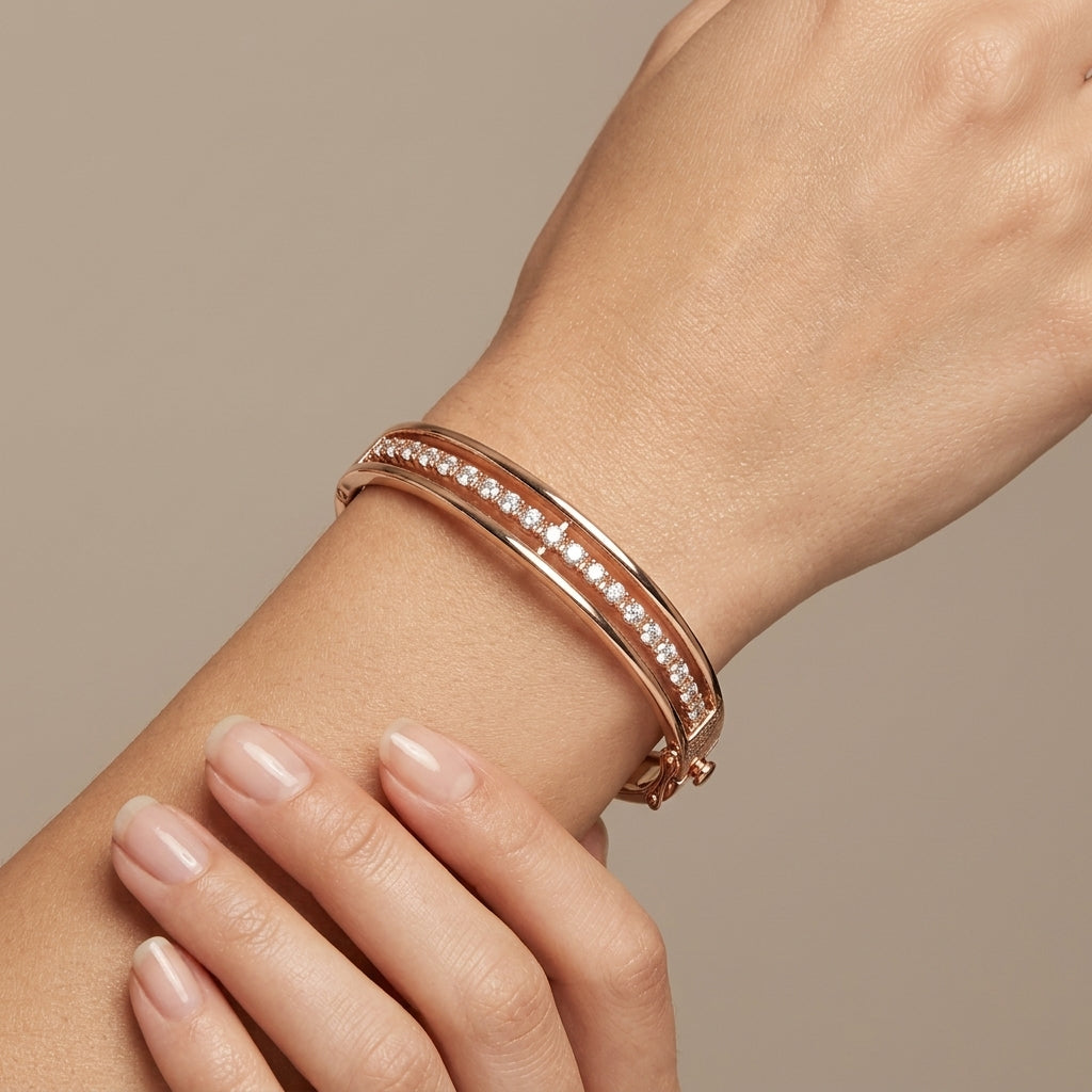 Bracelet jonc en or rose 18k rangée de pierres serties - bijou porté par une mannequin