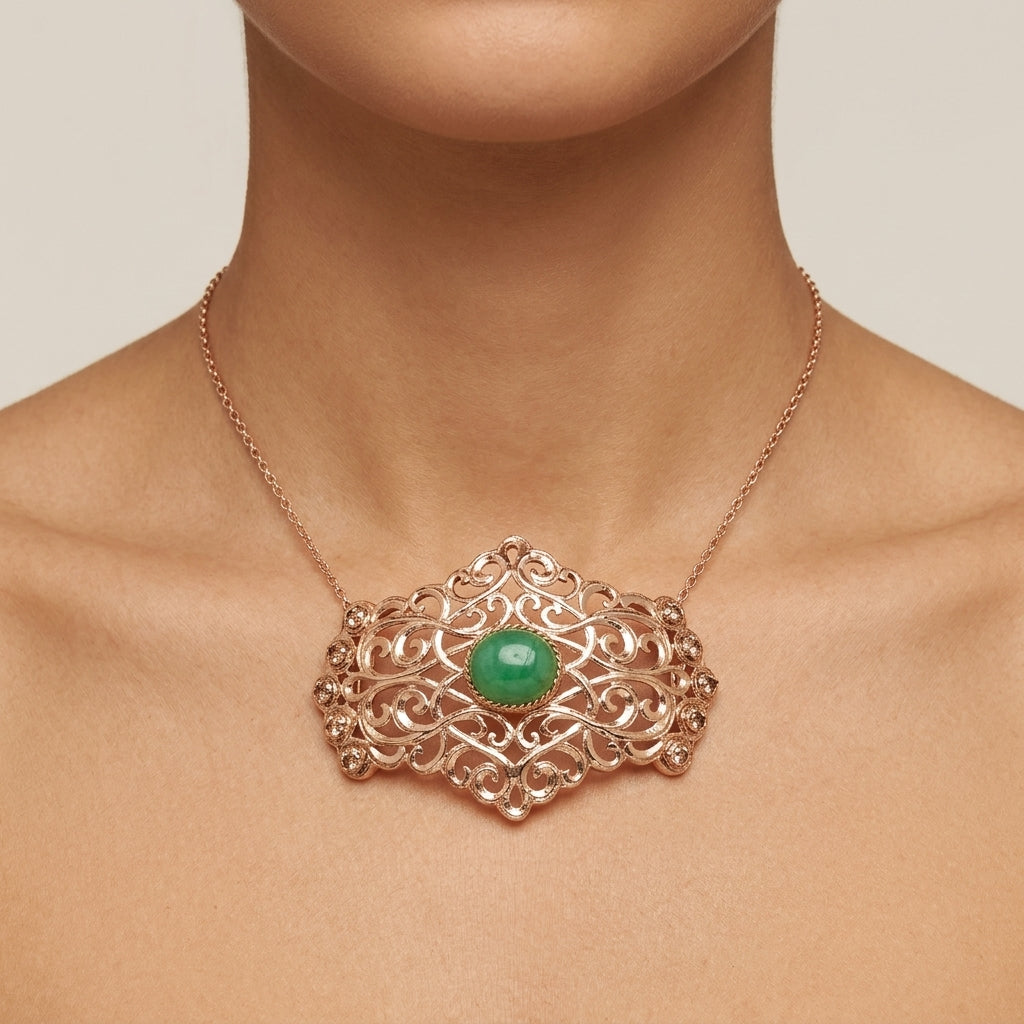 Pendentif beldi ajouré en or rose 18k pierre verte cabochon - bijou porté par une mannequin