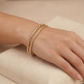 Sertla deux demlij (paire de joncs) beldi ciselés en or rose 18k - bijou porté par une mannequin