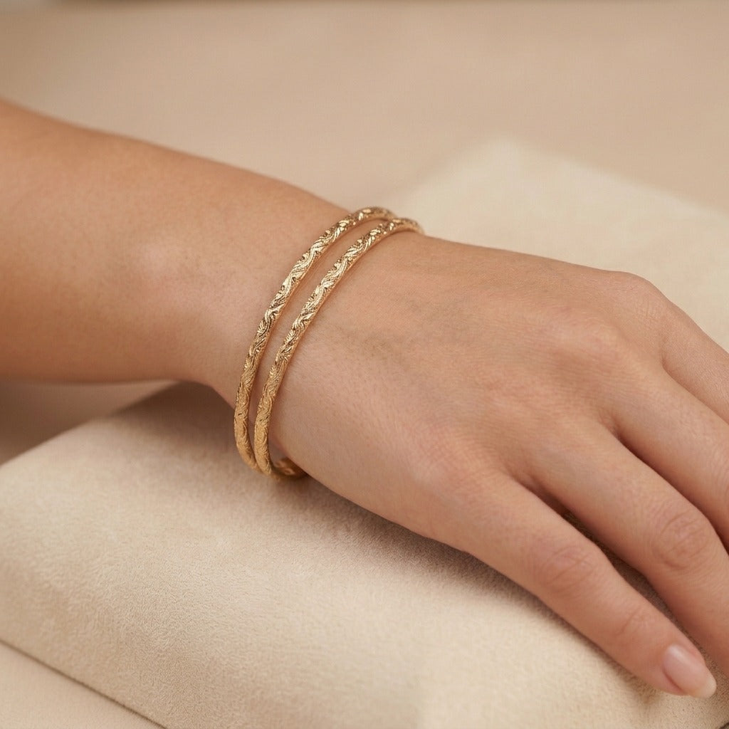 Sertla deux demlij (paire de joncs) beldi ciselés en or rose 18k - bijou porté par une mannequin