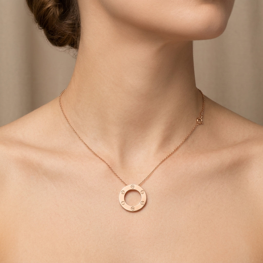 Collier en or rose 18k pendentif cercle vis - bijou porté par une mannequin