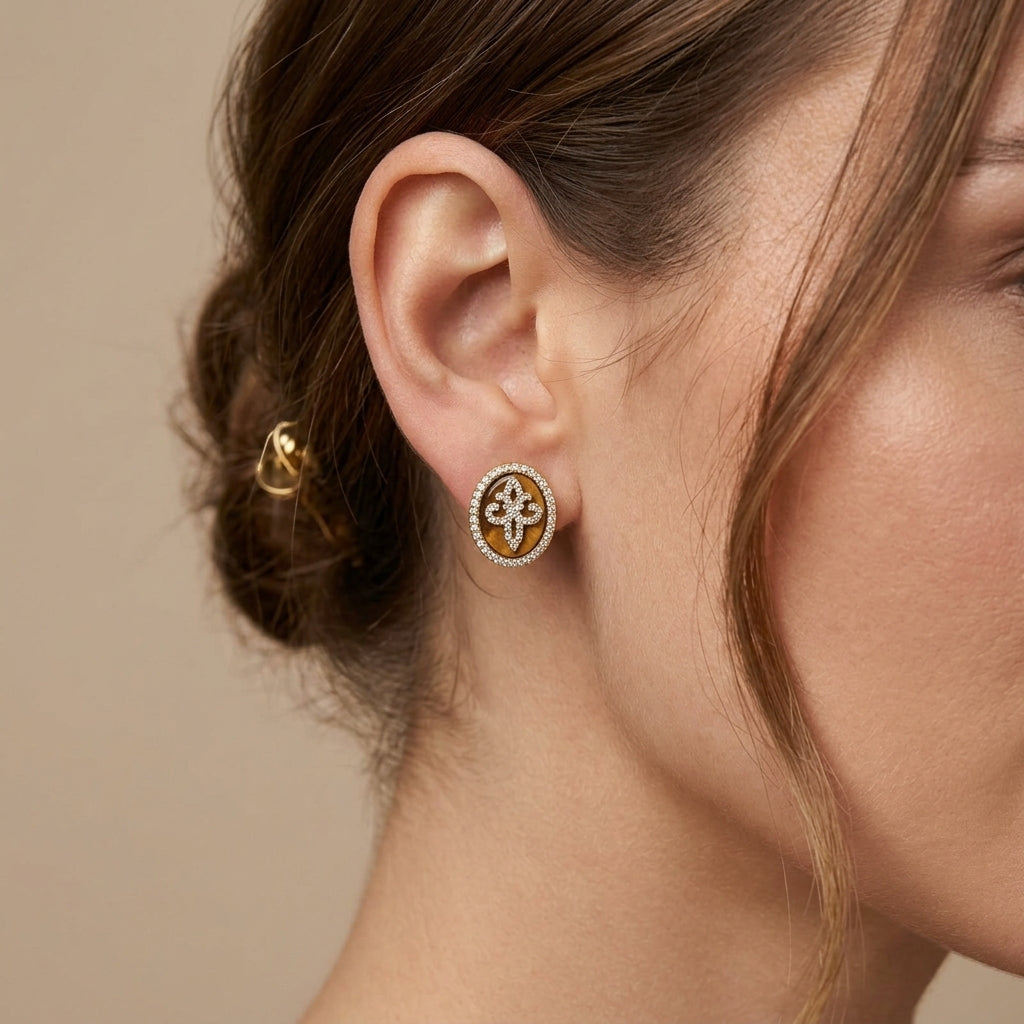 Boucles d'oreilles puces ovales en or jaune 18k œil-de-tigre et motif serti - bijou porté par une mannequin
