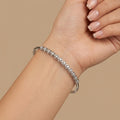 Bracelet jonc fin en or blanc 18k rangée de pierres serties - bijou porté par une mannequin