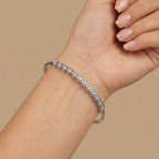 Bracelet jonc fin en or blanc 18k rangée de pierres serties - bijou porté par une mannequin
