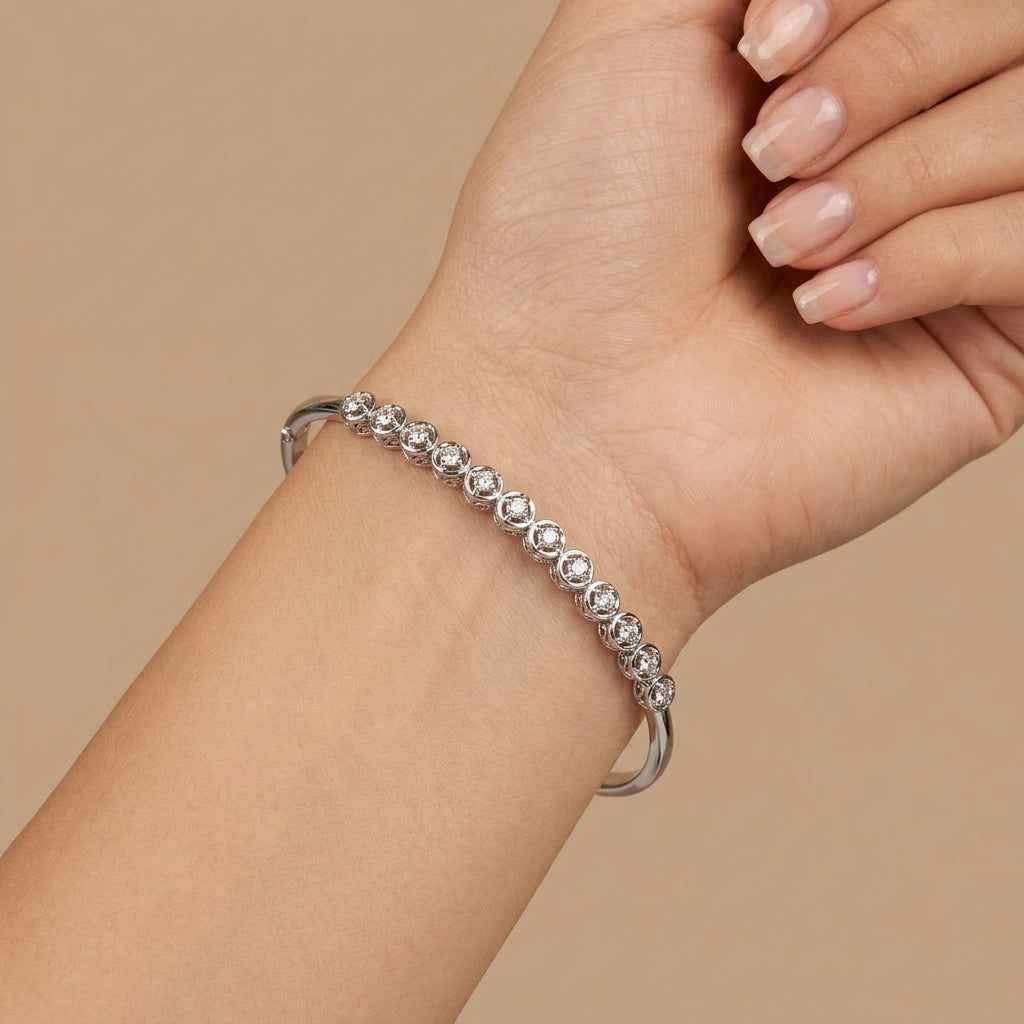 Bracelet jonc fin en or blanc 18k rangée de pierres serties - bijou porté par une mannequin