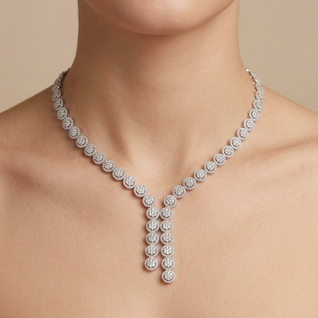 Collier rivière cravate en or blanc 18k serti de pierres - bijou porté par une mannequin