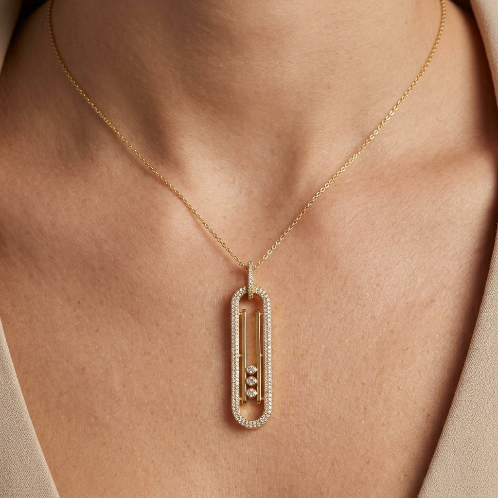 Collier en or jaune 18k pendentif ovale allongé serti, pierres mobiles - bijou porté par une mannequin