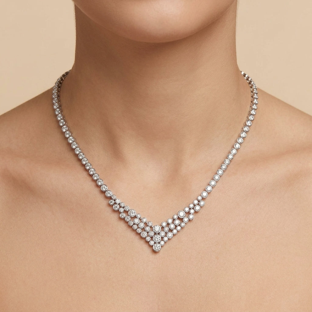 Collier rivière en or blanc 18k serti de pierres, motif V - bijou porté par une mannequin