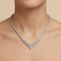 Collier rivière en or blanc 18k serti de pierres, motif V - bijou porté par une mannequin
