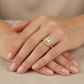 Bague en or jaune 18k chaton rectangulaire pavé, pierres baguettes - bijou porté par une mannequin