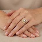 Bague en or jaune 18k chaton rectangulaire pavé, pierres baguettes - bijou porté par une mannequin