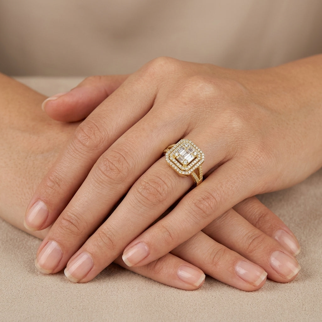 Bague en or jaune 18k chaton rectangulaire pavé, pierres baguettes - bijou porté par une mannequin