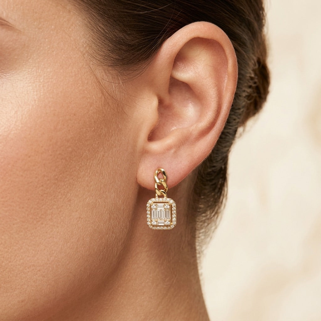 Boucles d'oreilles pendantes en or jaune 18k rectangles pavés, pierres baguettes - bijou porté par une mannequin