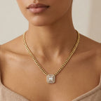 Collier maille cubaine en or jaune 18k pendentif rectangulaire pavé - bijou porté par une mannequin