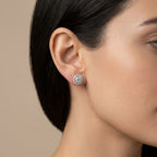 Boucles d'oreilles puces halo en or blanc 18k serties - bijou porté par une mannequin