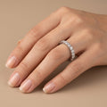 Bague alliance tour complet en or blanc 18k sertie de pierres - bijou porté par une mannequin